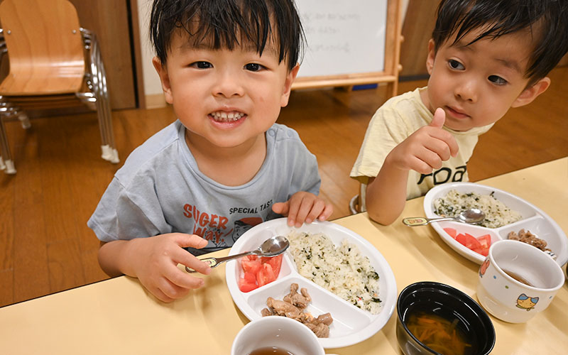 給食を食べる園児