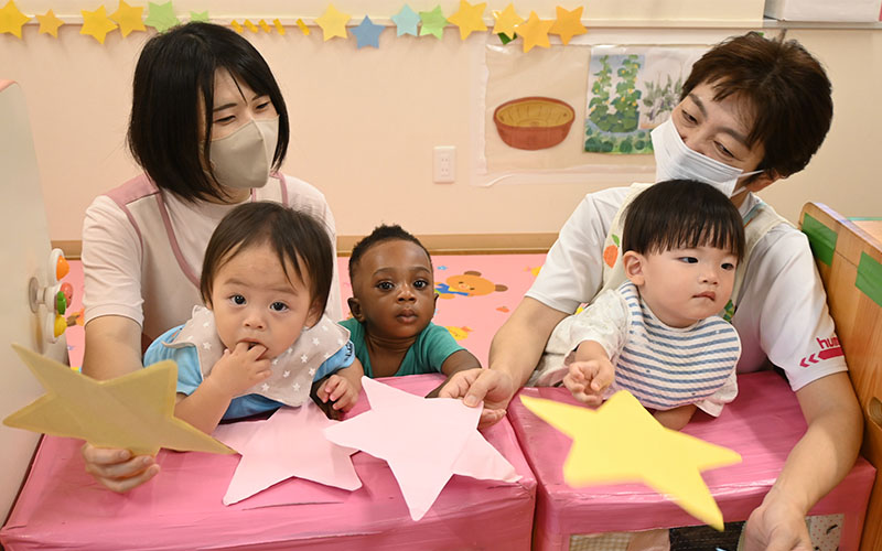 乳幼児に担当の保育士をつけて保育